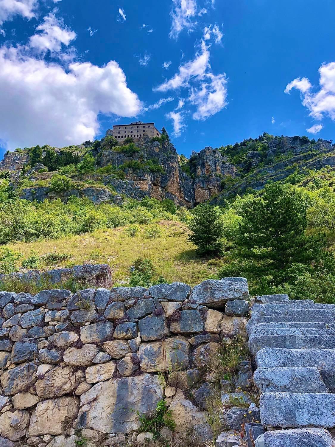 Veduta dal basso dell'Eremo di Sant'Onofrio al Morrone.