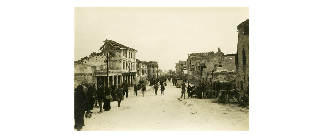 Fotografo non identificato, S. Donà di Piave - Edifici distrutti durante la Grande Guerra, 1919, gelatina ai sali d'argento, 12x17 cm, PV000170