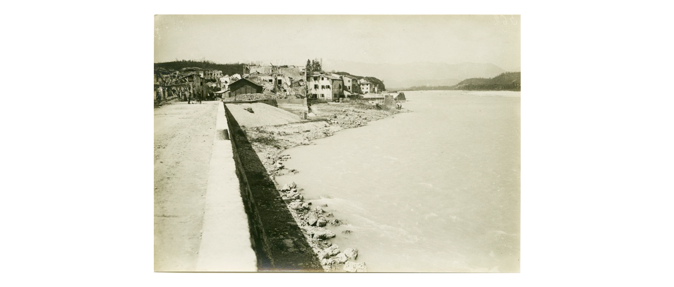 Fotografo non identificato, Nervesa della Battaglia - Muraglioni costruiti nell'argine destro del fiume Piave ad opera del Genio Militare, 1919, gelatina ai sali d'argento, 12x17 cm, PV000238