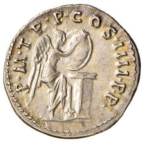 fig. 5: Rovescio di denario coniato nel 101-102 d.C. su cui è rappresentata una Vittoria stante a destra intenta a scrivere su uno scudo appoggiato su un tripode (da nummusetars.bidinside.com). La Victoria in clipeo scribens viene raffigurata per la prima volta su un quinario coniato dall’imperatore Claudio nel 41-42 d.C. In seguito, si trova in numerose serie monetali fino alla tarda antichità.