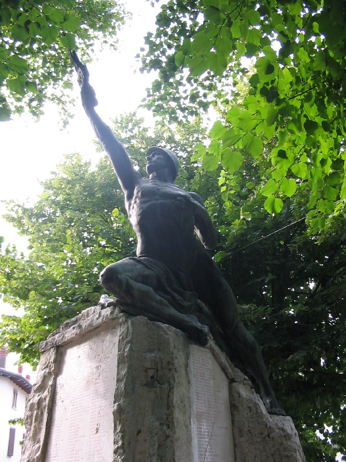 allegoria del soldato come eroe antico (monumento ai caduti - a cippo) di Rizzoli Pasquale (sec. XX)