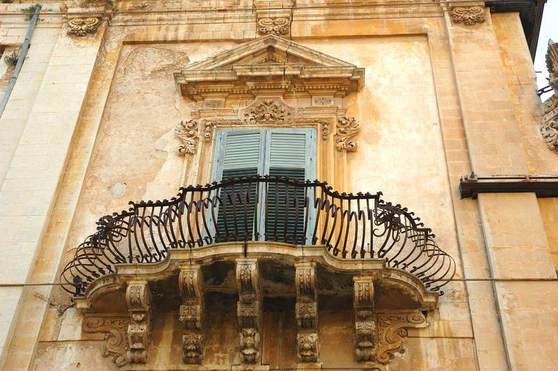 Gabinetto Fotografico Nazionale, Buratta, Fabrizio - Stocchi, Albino, Noto - Palazzo Trigona di Cannicarao, facciata, particolare, 2005, fotografia digitale, DGT003435