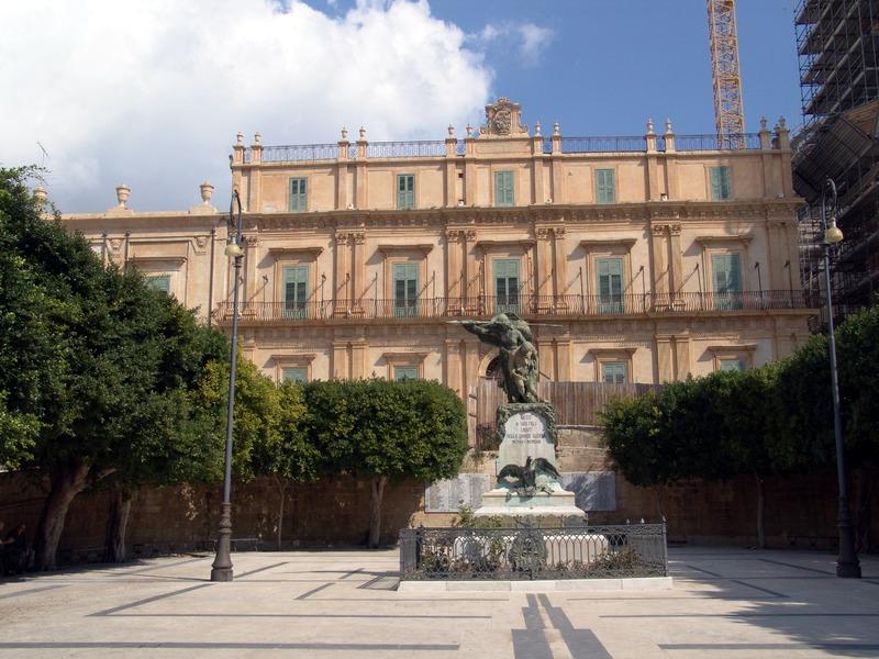 Gabinetto Fotografico Nazionale, Buratta, Fabrizio - Stocchi, Albino, Noto - Monumento ai caduti della Grande guerra con Palazzo Landolina di Sant'Alfano sullo sfondo, 2005, fotografia digitale, DGT003322