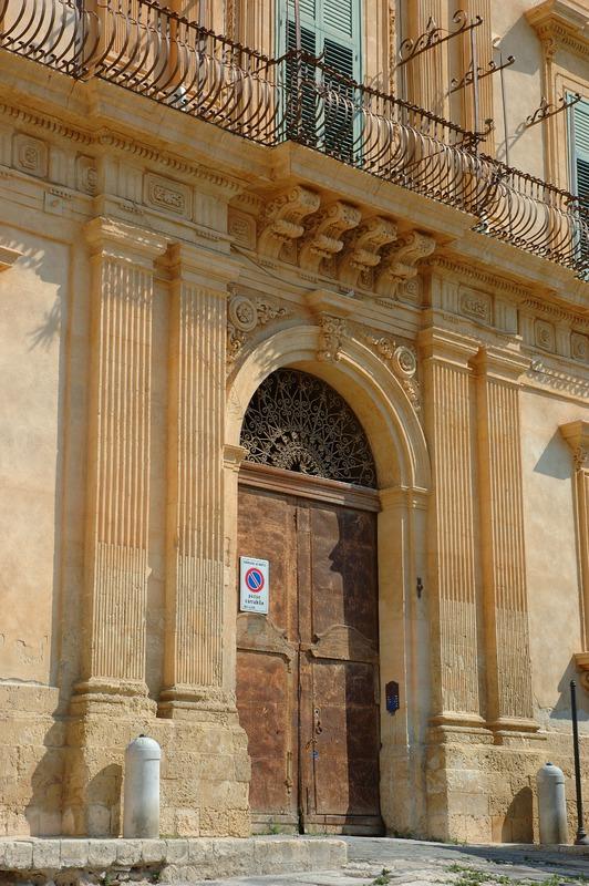 Gabinetto Fotografico Nazionale, Buratta, Fabrizio - Stocchi, Albino, Noto - Palazzo Landolina, portale d'ingresso, 2005, fotografia digitale, DGT003406