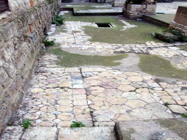 Bari. Santa Maria del Buonconsiglio, navata centrale, pavimento