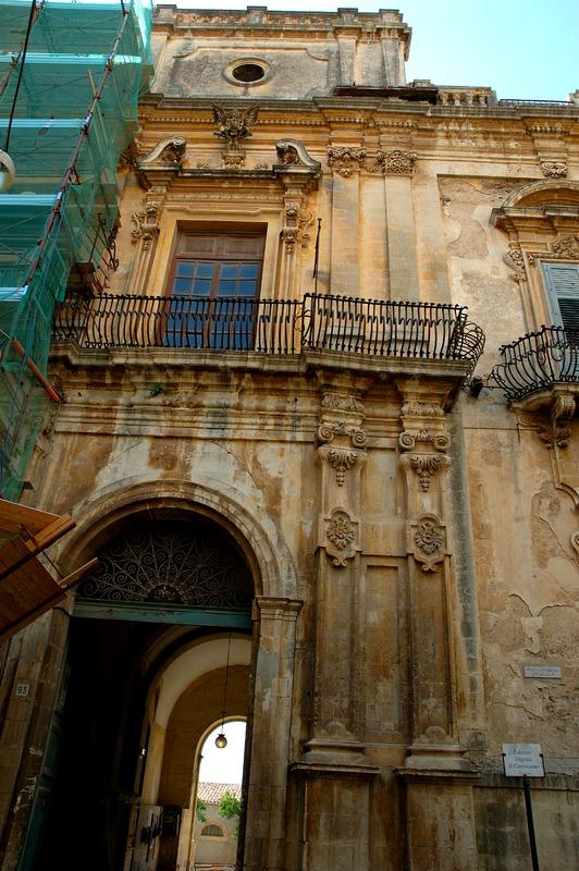 Gabinetto Fotografico Nazionale, Buratta, Fabrizio - Stocchi, Albino, Noto - Palazzo Trigona di Cannicarao, facciata, particolare ingresso, 2005, fotografia digitale, DGT003438