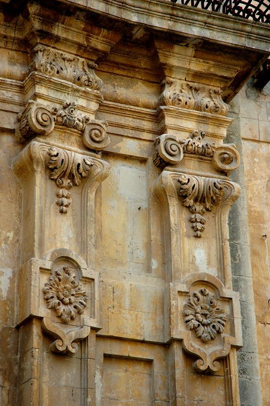 Gabinetto Fotografico Nazionale, Buratta, Fabrizio - Stocchi, Albino, Noto - Palazzo Trigona di Cannicarao, facciata, particolare portale d'ingresso, decorazione scultorea, 2005, fotografia digitale, DGT003439