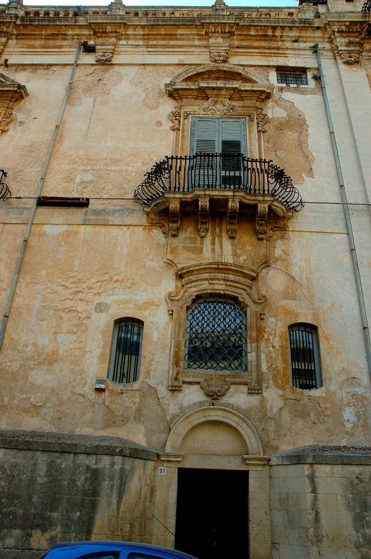 Gabinetto Fotografico Nazionale, Buratta, Fabrizio - Stocchi, Albino, Noto - Palazzo Trigona di Cannicarao, facciata, particolare, 2005, fotografia digitale, DGT003437