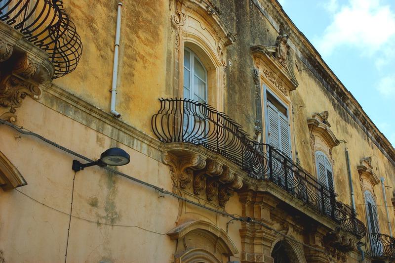 Gabinetto Fotografico Nazionale, Buratta, Fabrizio - Stocchi, Albino, Noto - Palazzo Rau della Ferla, facciata, particolare, 2005, fotografia digitale, DGT003469