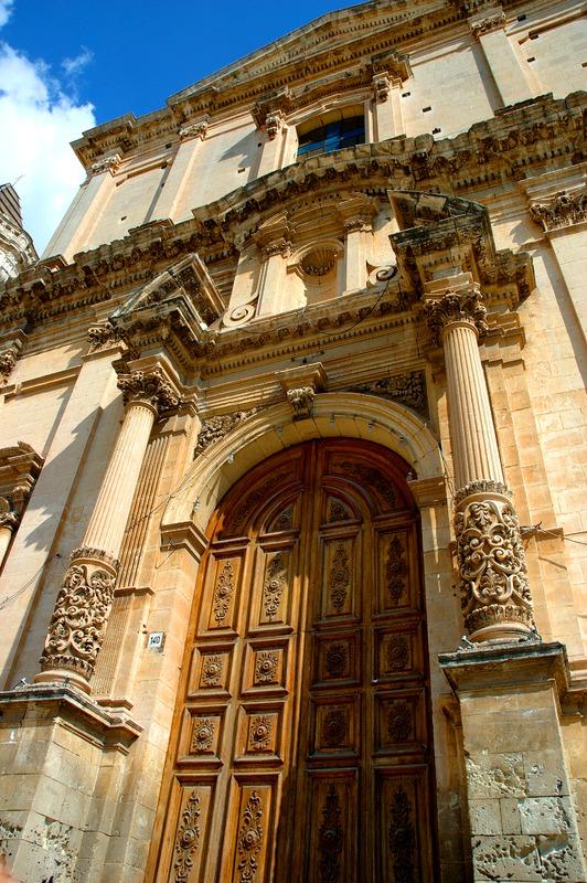 Gabinetto Fotografico Nazionale, Buratta, Fabrizio - Stocchi, Albino, Noto - Chiesa di San Francesco o dell'Immacolata, facciata, particolare della colonna a lato del portale maggiore, 2005, fotografia digitale, DGT003389