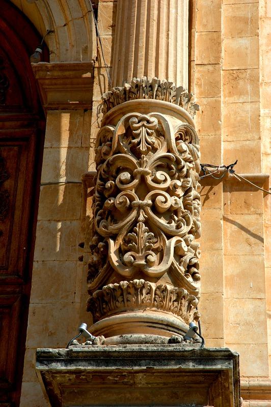 Gabinetto Fotografico Nazionale, Buratta, Fabrizio - Stocchi, Albino, Noto - Chiesa di San Francesco o dell'Immacolata, facciata, particolare della colonna a lato del portale maggiore, 2005, fotografia digitale, DGT003387