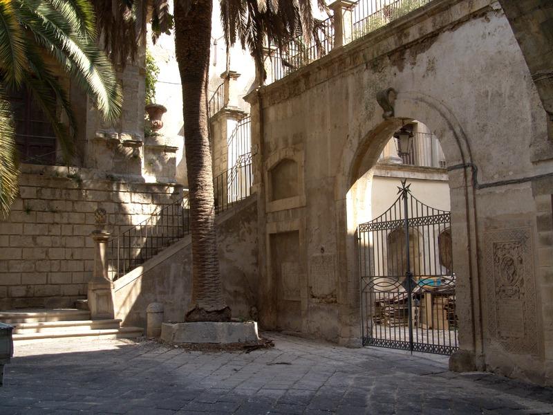 Gabinetto Fotografico Nazionale, Buratta, Fabrizio - Stocchi, Albino, Noto - Palazzo Di Lorenzo del Castelluccio, corte, 2005, fotografia digitale, DGT003347