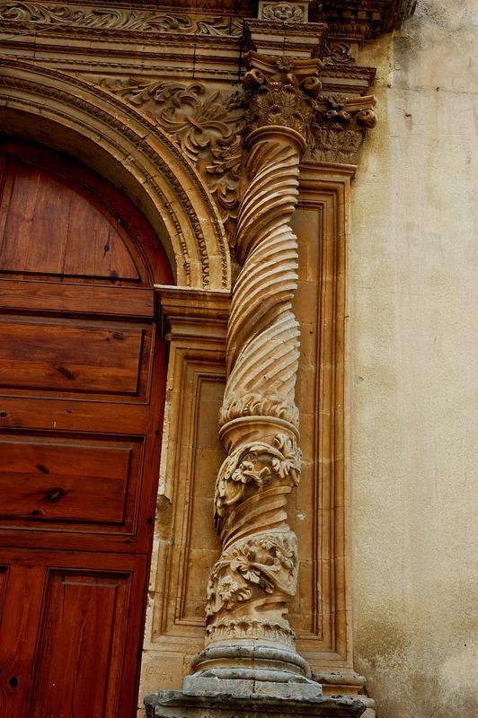 Gabinetto Fotografico Nazionale, Buratta, Fabrizio - Stocchi, Albino, Noto - Chiesa di S. Maria dell'Arco, facciata, portale, particolare colonna tortile, 2005, fotografia digitale, DGT003446