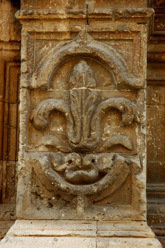 Gabinetto Fotografico Nazionale, Buratta, Fabrizio - Stocchi, Albino, Noto - Chiesa di S. Maria dell'Arco, facciata, portale, particolare basamento della colonna, 2005, fotografia digitale, DGT003447