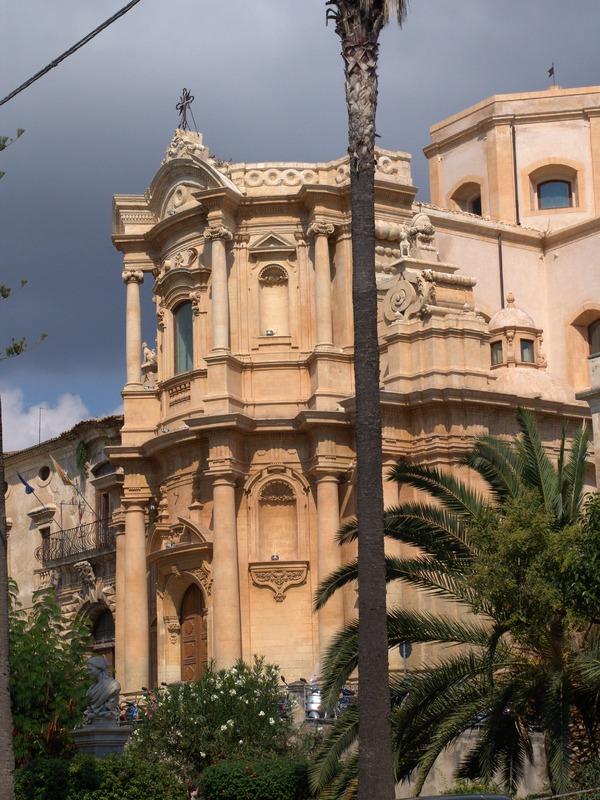 Gabinetto Fotografico Nazionale, Buratta, Fabrizio - Stocchi, Albino, Noto - Chiesa di S. Domenico, facciata, veduta laterale, 2005, fotografia digitale, DGT003336