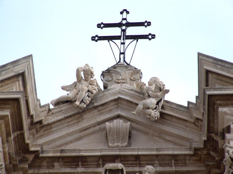 Gabinetto Fotografico Nazionale, Buratta, Fabrizio - Stocchi, Albino, Siracusa - Cattedrale della Natività di Maria Santissima, facciata, timpano e croce, 2005, fotografia digitale, DGT004104