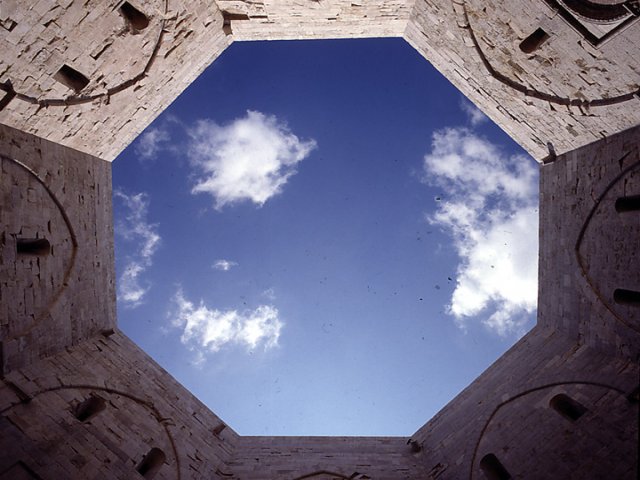 Andria. Castel del Monte. il cielo visto dal cortile