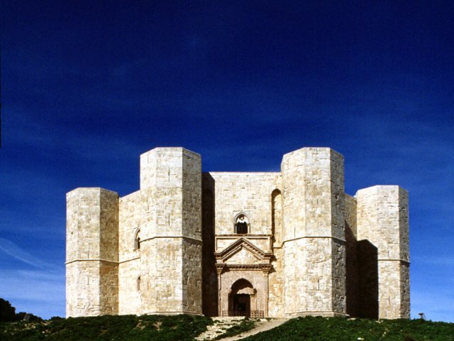 Andria. Castel del Monte, prospetto