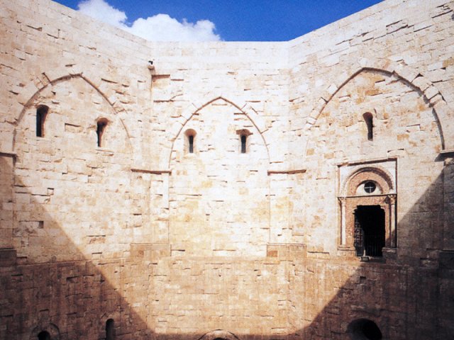 Andria. Castel del Monte, particolare del cortile