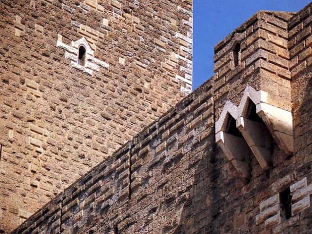 Gioia del Colle. Castello, particolare della cortina esterna