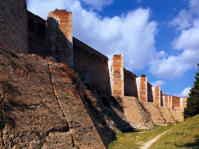 Lucera. Castello, particolare della cinta di età angioina