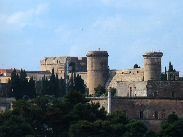 Oria. Castello, veduta generale con le torri del Cavaliere e del Salto