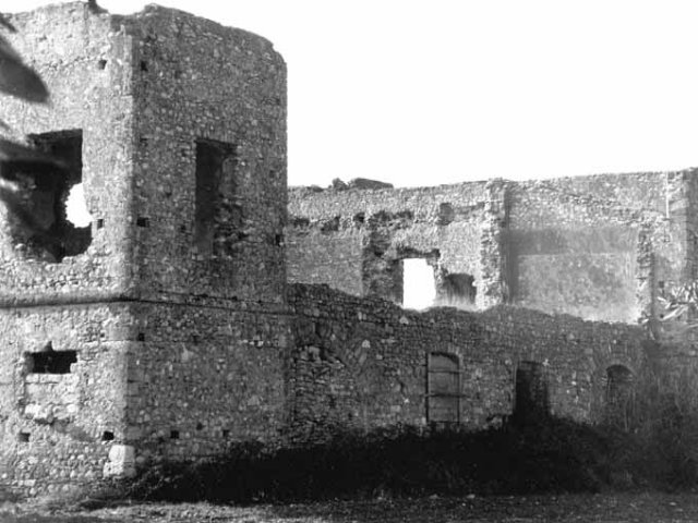 Foggia. Castello di Ponte Albanito, veduta prospettica torri quadrate con cortina muraria