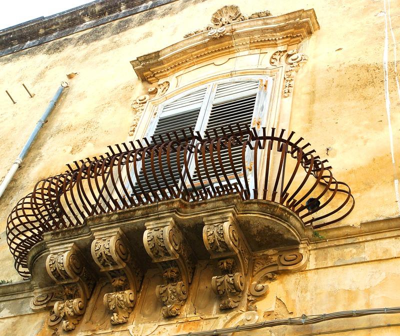 Gabinetto Fotografico Nazionale, Buratta, Fabrizio - Stocchi, Albino, Noto - Palazzo Rau della Ferla, facciata, particolare, 2005, fotografia digitale, DGT003467