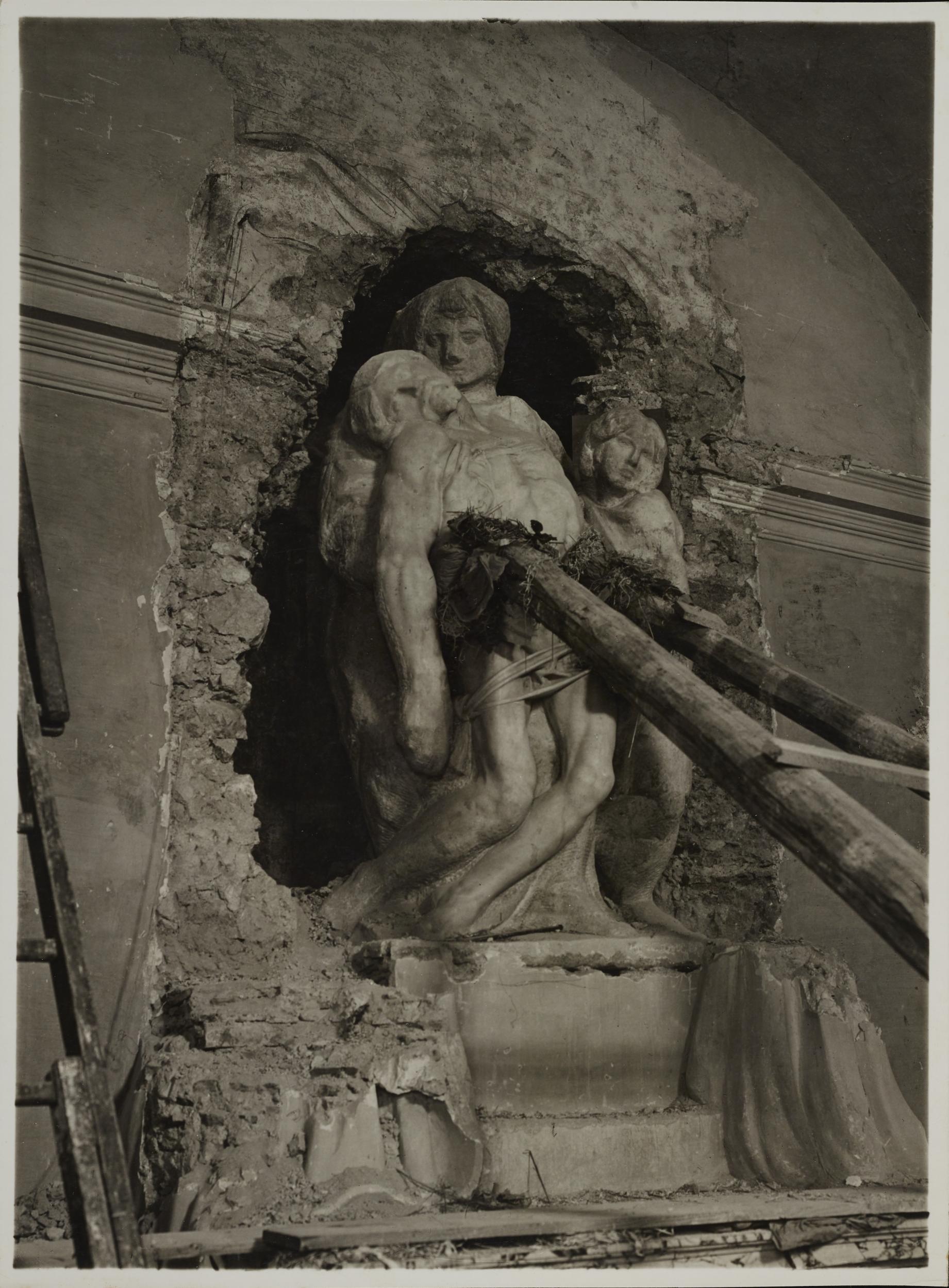 Regia Soprintendenza ai Monumenti del Lazio, Chiesa di S. Rosalia, Cappella funeraria Barberini, Pietà di Palestrina, oggi nella Galleria dell'Accademia di Firenze, trasporto, 1939-1940, gelatina ai sali d'argento, MPI6099508