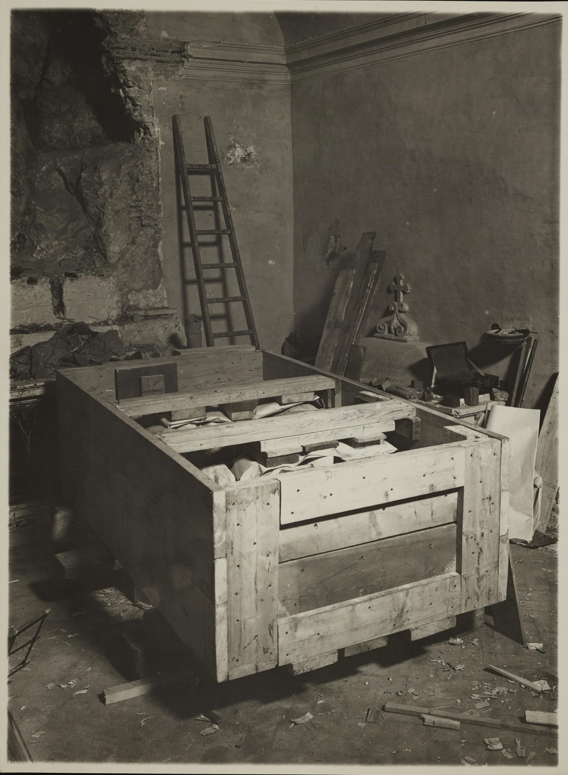 Regia Soprintendenza ai Monumenti del Lazio, Chiesa di S. Rosalia, Cappella funeraria Barberini, Pietà di Palestrina, oggi nella Galleria dell'Accademia di Firenze, trasporto, 1939-1940, gelatina ai sali d'argento, MPI6099515