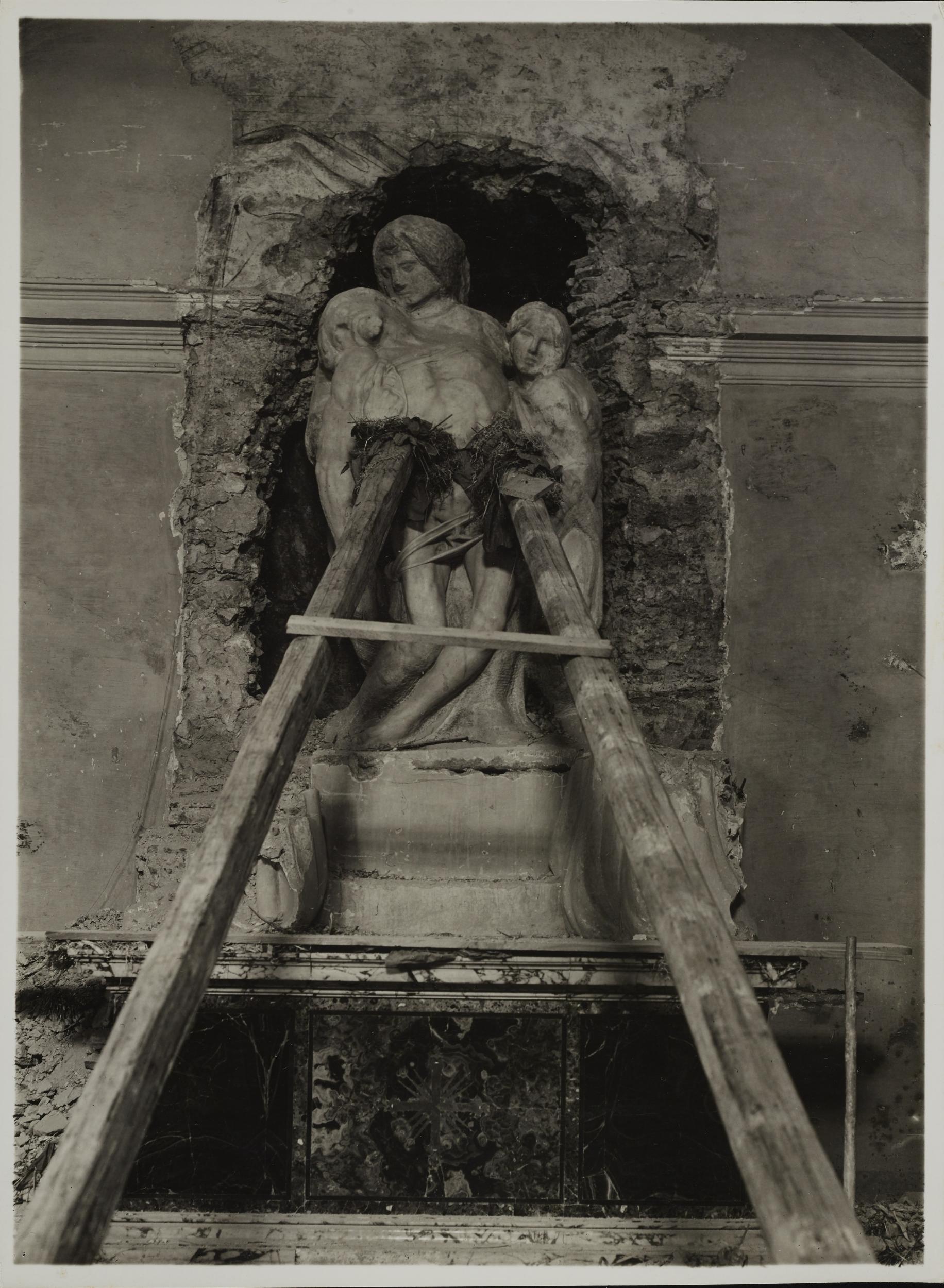 Regia Soprintendenza ai Monumenti del Lazio, Chiesa di S. Rosalia, Cappella funeraria Barberini, Pietà di Palestrina, oggi nella Galleria dell'Accademia di Firenze, trasporto, 1939-1940, gelatina ai sali d'argento, MPI6099506