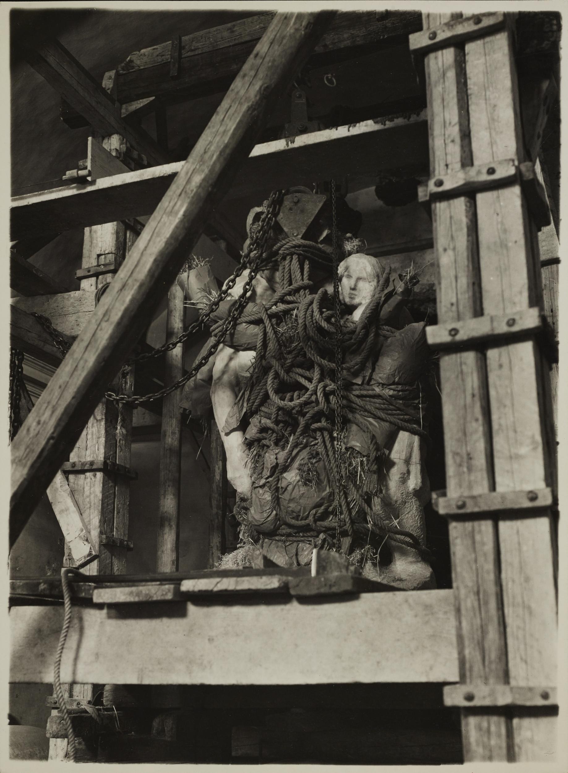 Regia Soprintendenza ai Monumenti del Lazio, Chiesa di S. Rosalia, Cappella funeraria Barberini, Pietà di Palestrina, oggi nella Galleria dell'Accademia di Firenze, trasporto, 1939-1940, gelatina ai sali d'argento, MPI6099509