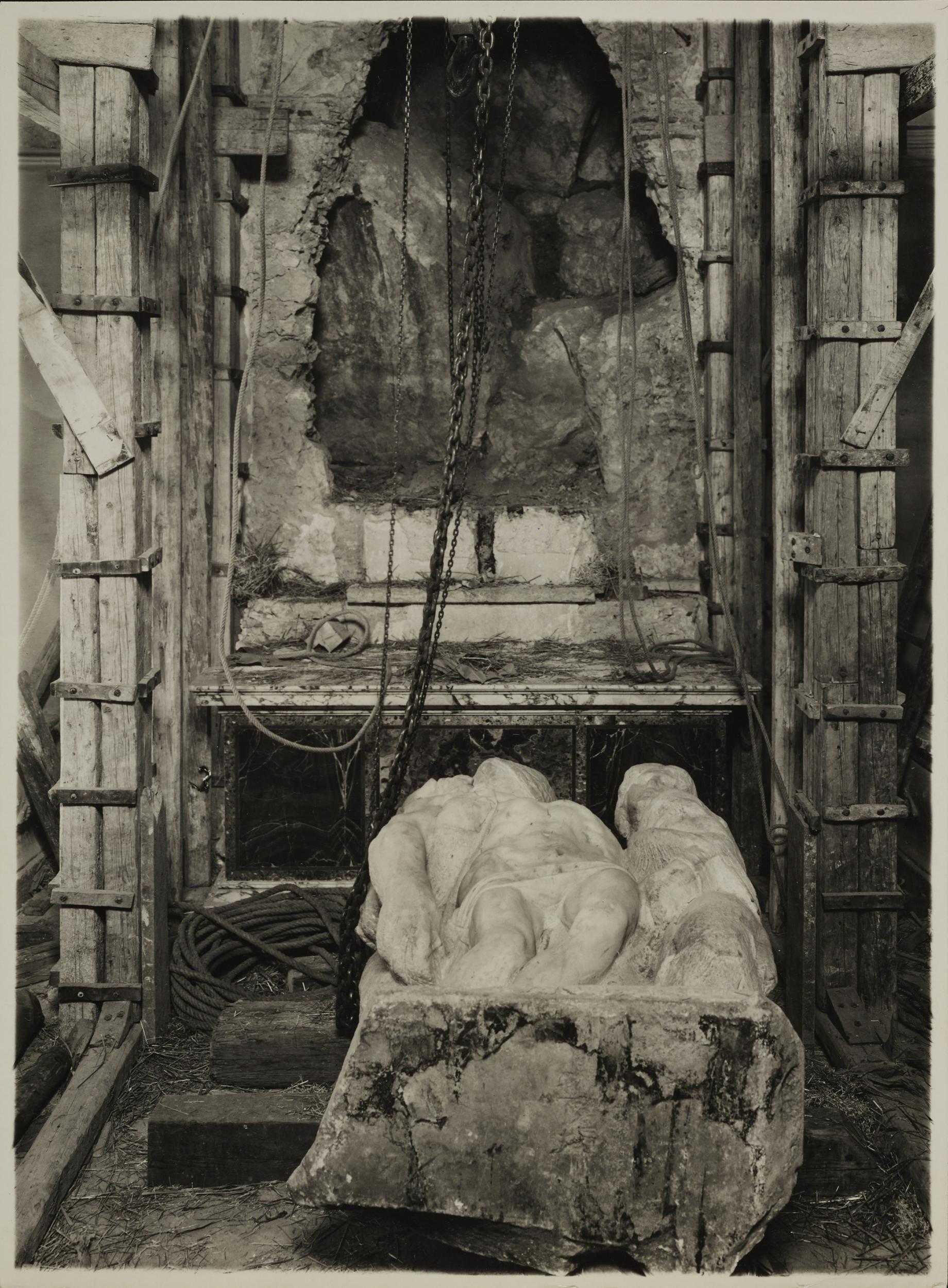 Regia Soprintendenza ai Monumenti del Lazio, Chiesa di S. Rosalia, Cappella funeraria Barberini, Pietà di Palestrina, oggi nella Galleria dell'Accademia di Firenze, trasporto, 1939-1940, gelatina ai sali d'argento, MPI6099512