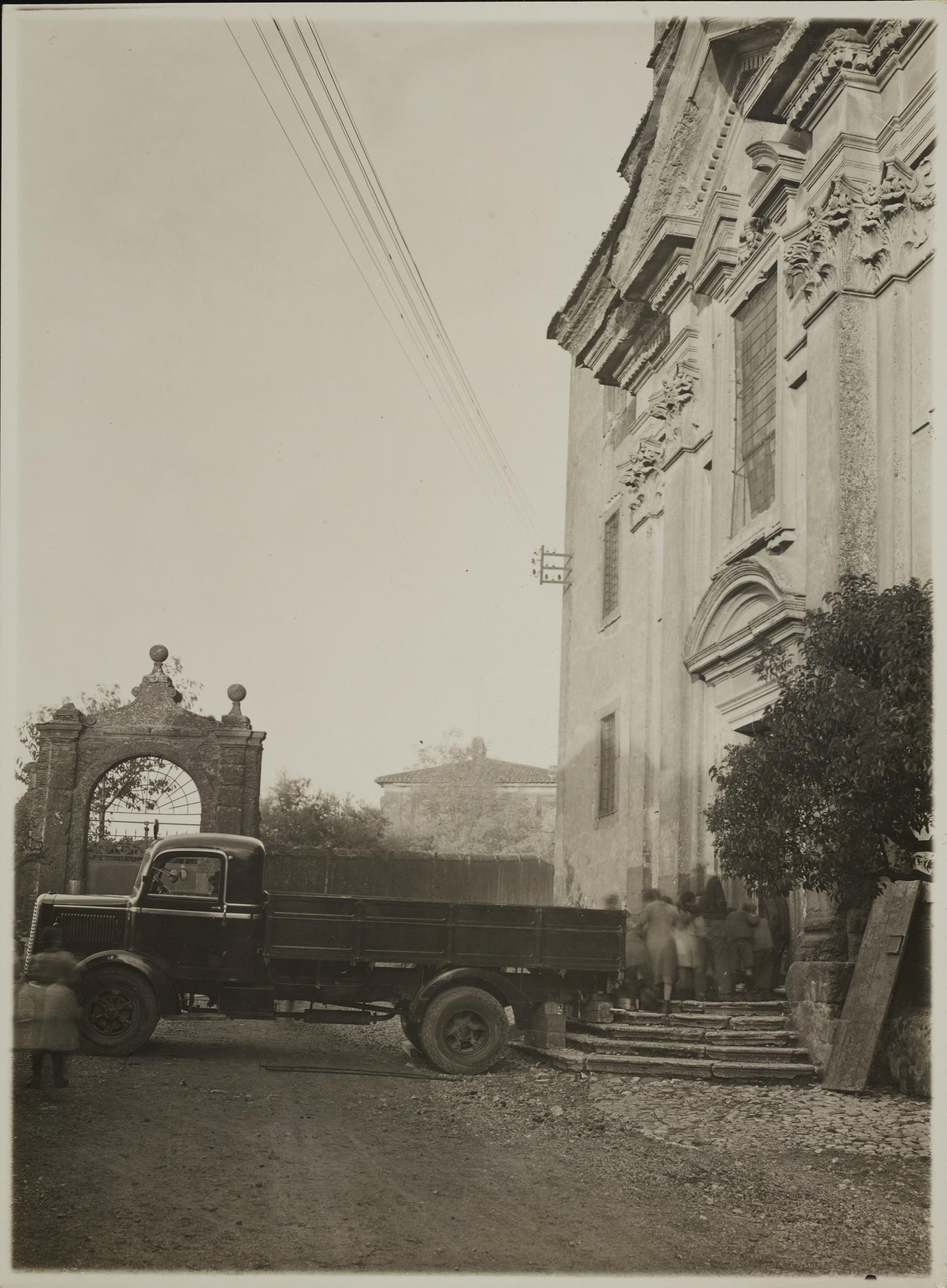 Regia Soprintendenza ai Monumenti del Lazio, Chiesa di S. Rosalia, Pietà di Palestrina, oggi nella Galleria dell'Accademia di Firenze, trasporto, 1939-1940, gelatina ai sali d'argento, MPI6099519