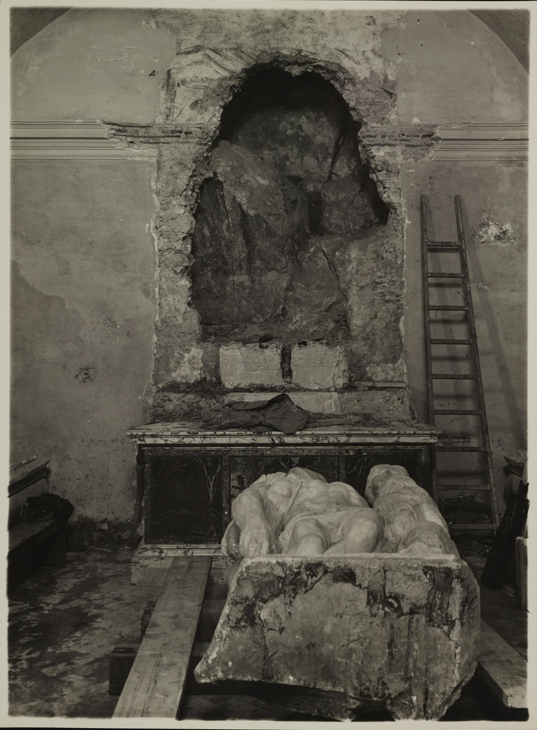 Regia Soprintendenza ai Monumenti del Lazio, Chiesa di S. Rosalia, Cappella funeraria Barberini, Pietà di Palestrina, oggi nella Galleria dell'Accademia di Firenze, trasporto, 1939-1940, gelatina ai sali d'argento, MPI6099514