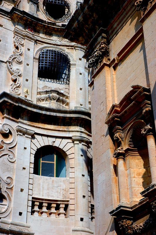 Gabinetto Fotografico Nazionale, Buratta, Fabrizio - Stocchi, Albino, Noto -  Monastero del SS. Salvatore, particolare delle finestre e scorcio della scalinata della Chiesa di S. Francesco o dell'Immacolata, 2005, fotografia digitale, DGT003390