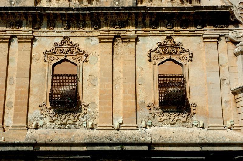 Gabinetto Fotografico Nazionale, Buratta, Fabrizio - Stocchi, Albino, Noto -  Monastero del SS. Salvatore, particolare di finestre a gelosia, 2005, fotografia digitale, DGT003392