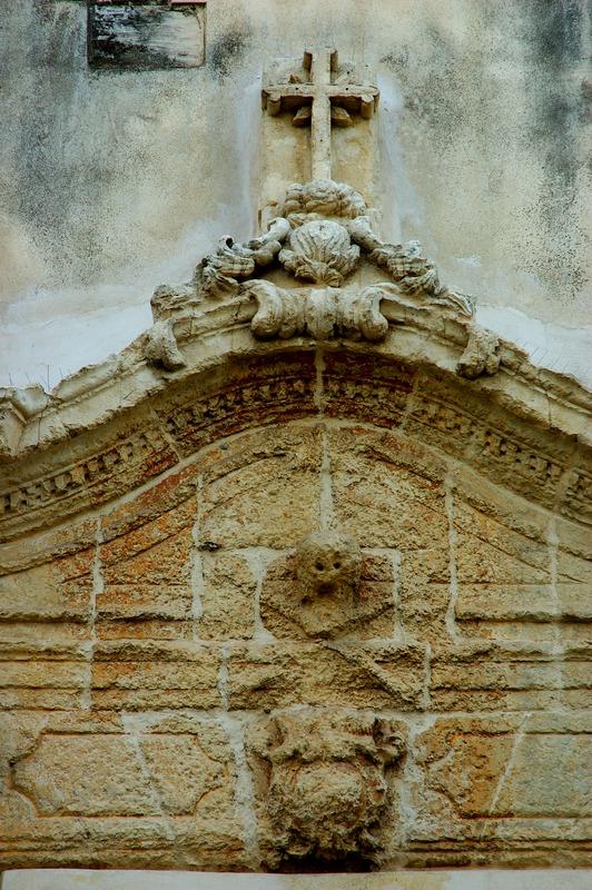 Gabinetto Fotografico Nazionale, Buratta, Fabrizio - Stocchi, Albino, Noto - Chiesa di S. Maria dell'Arco, facciata laterale con portale murato, particolare, 2005, fotografia digitale, DGT003459