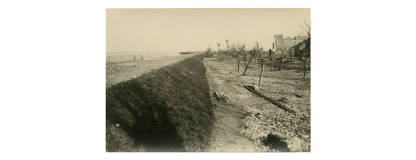 Fotografo non identificato, Nervesa della Battaglia - Gli argini del fiume Piave ripristinati dal Genio Militare, 1919, gelatina ai sali d'argento, 12x17 cm, PV000093