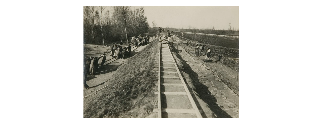 Fotografo non identificato, Morsano al Tagliamento - Ricostruzione dell'argine sinistro del Tagliamento nei pressi del ponte Madrisioad opera del Genio Militare, 1919, gelatina ai sali d'argento, 12x17 cm, PV000328