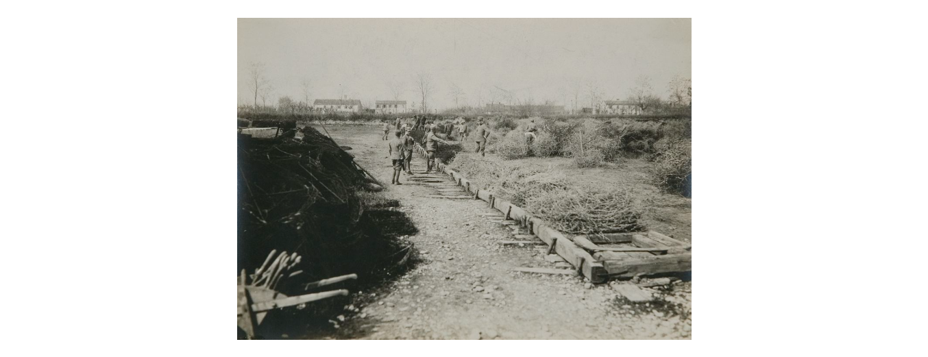 Fotografo non identificato, balle di filo di ferro spinato, 1919, gelatina ai sali d'argento, 12x17 cm, PV000329