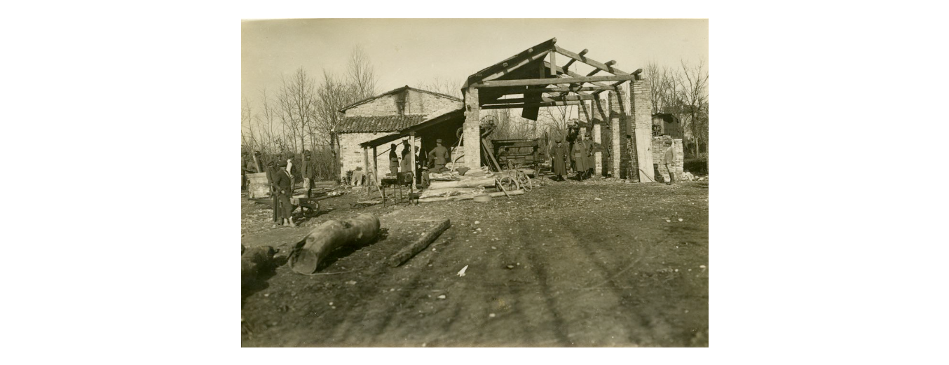 Fotografo non identificato, Grave di Papadopoli - Segheria militare, 1919, gelatina ai sali d'argento, 12x17 cm, PV000150