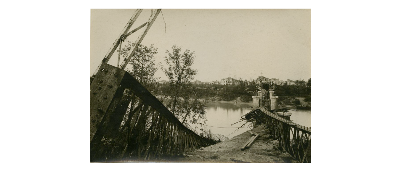 Fotografo non identificato, Musile di Piave - Ponte in ferro tra Musile di Piave e S. Donà di Piave distrutto durante la Grande Guerra, oggi Ponte della Vittoria, 1919, gelatina ai sali d'argento, 12x17 cm, PV000156