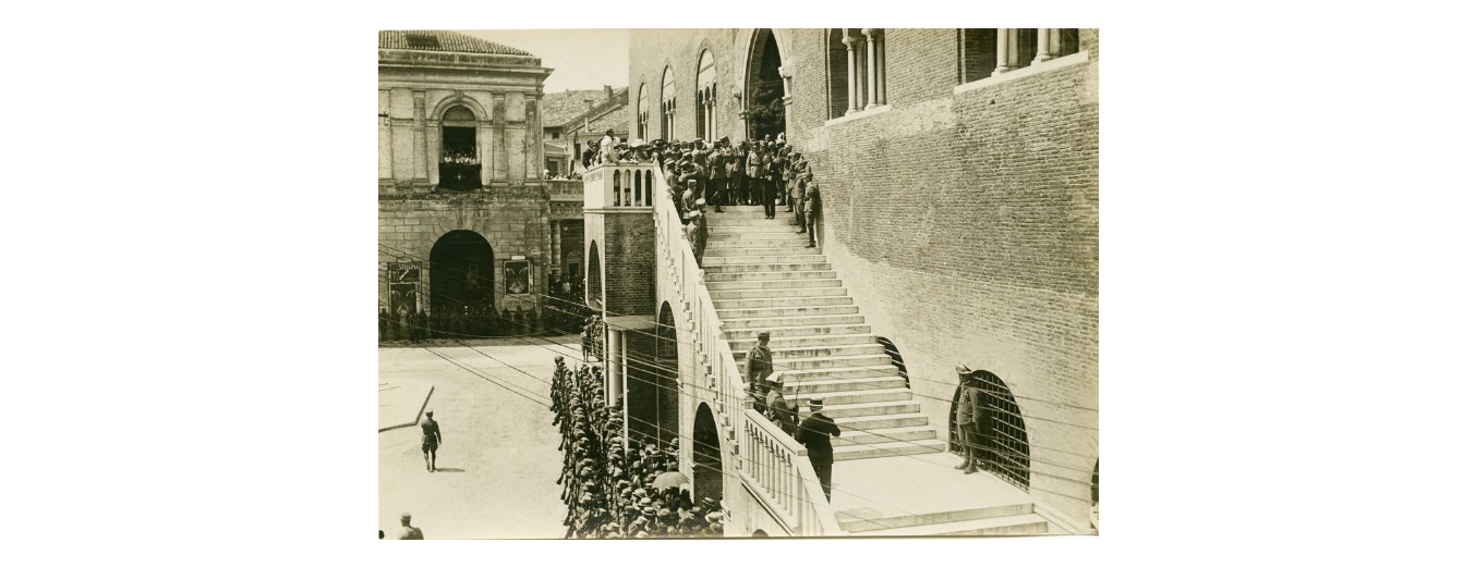 Fotografo non identificato, Treviso - Palazzo dei Trecento - Commemorazione della vittoria del Piave con Vittorio Emanuele III di Savoia, 1919, gelatina ai sali d'argento, 12x17 cm, PV000166