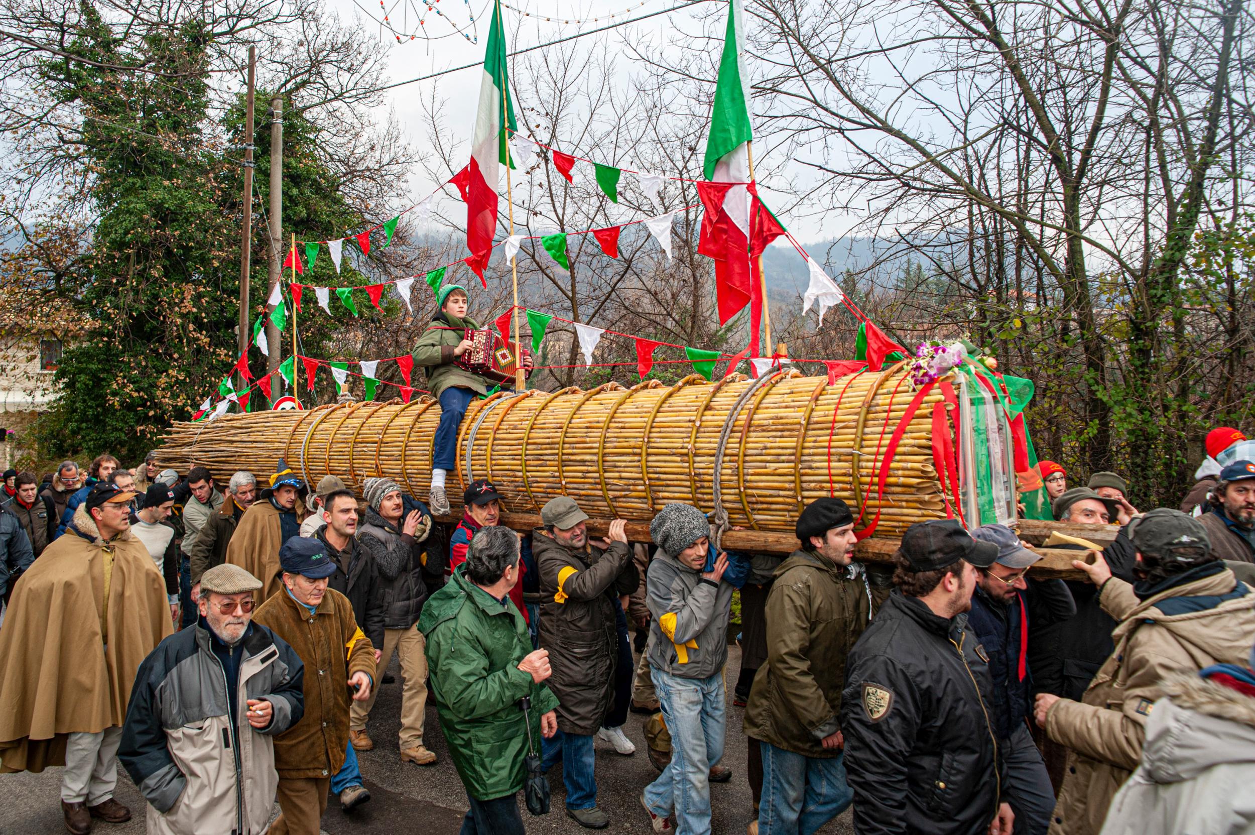 Roberto Monasterio, Il trasporto della farchia a spalla, 2009, fotografia digitale