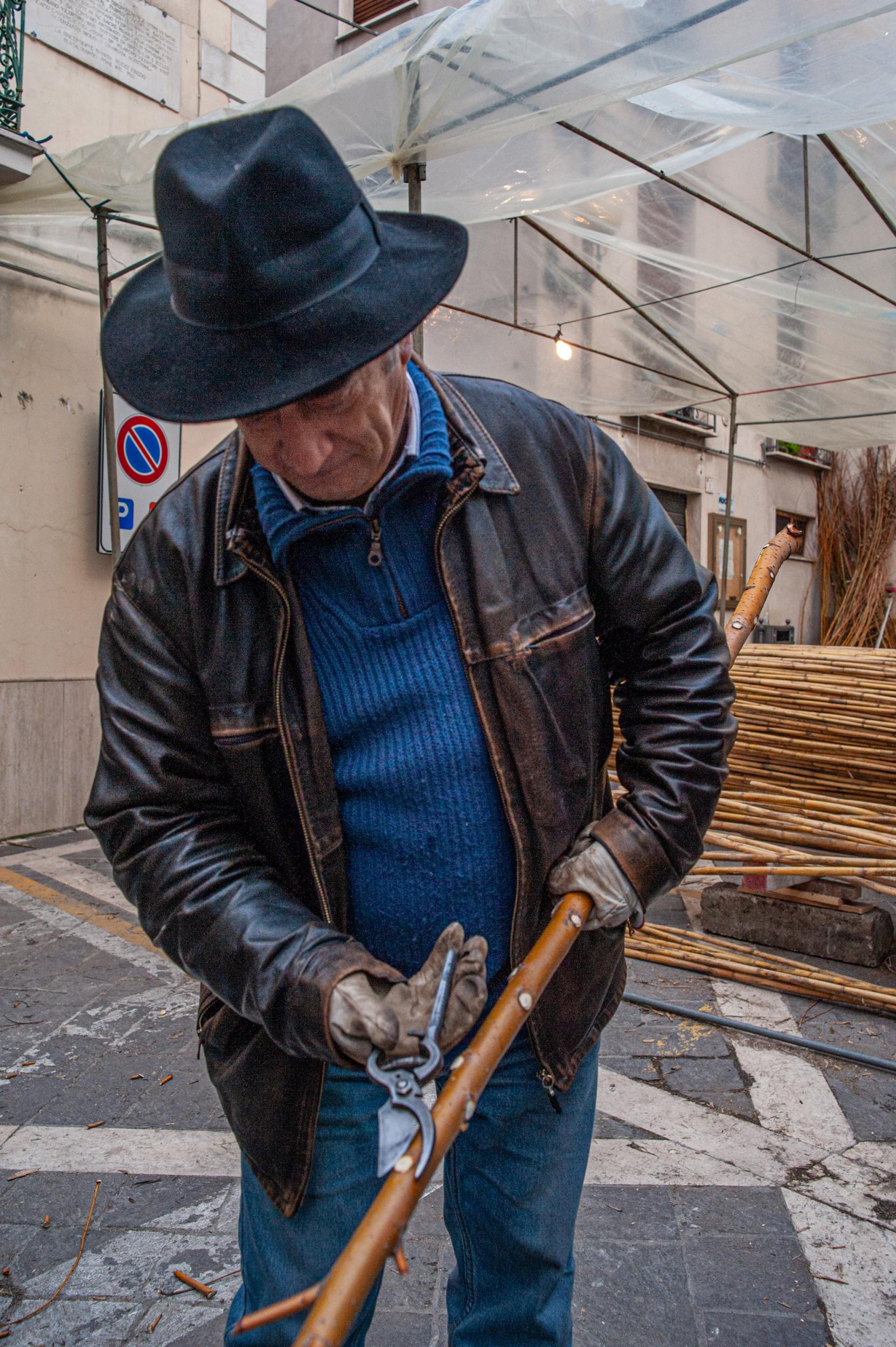 Roberto Monasterio, La costruzione della farchia: la pulitura dei rami di salice, fotografia digitale