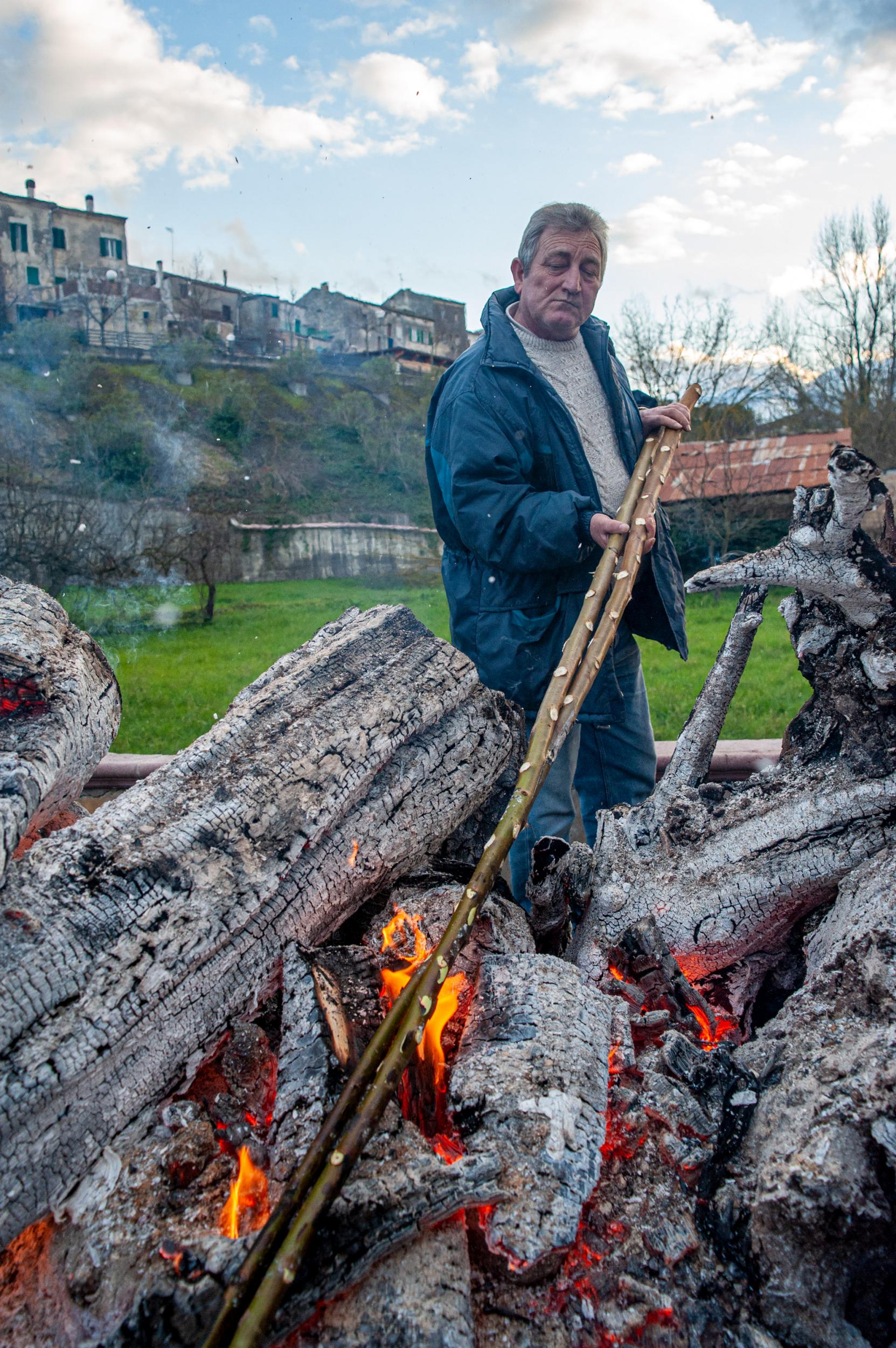 Roberto Monasterio, La costruzione della farchia: i rami di salice vengono scaldati, fotografia digitale