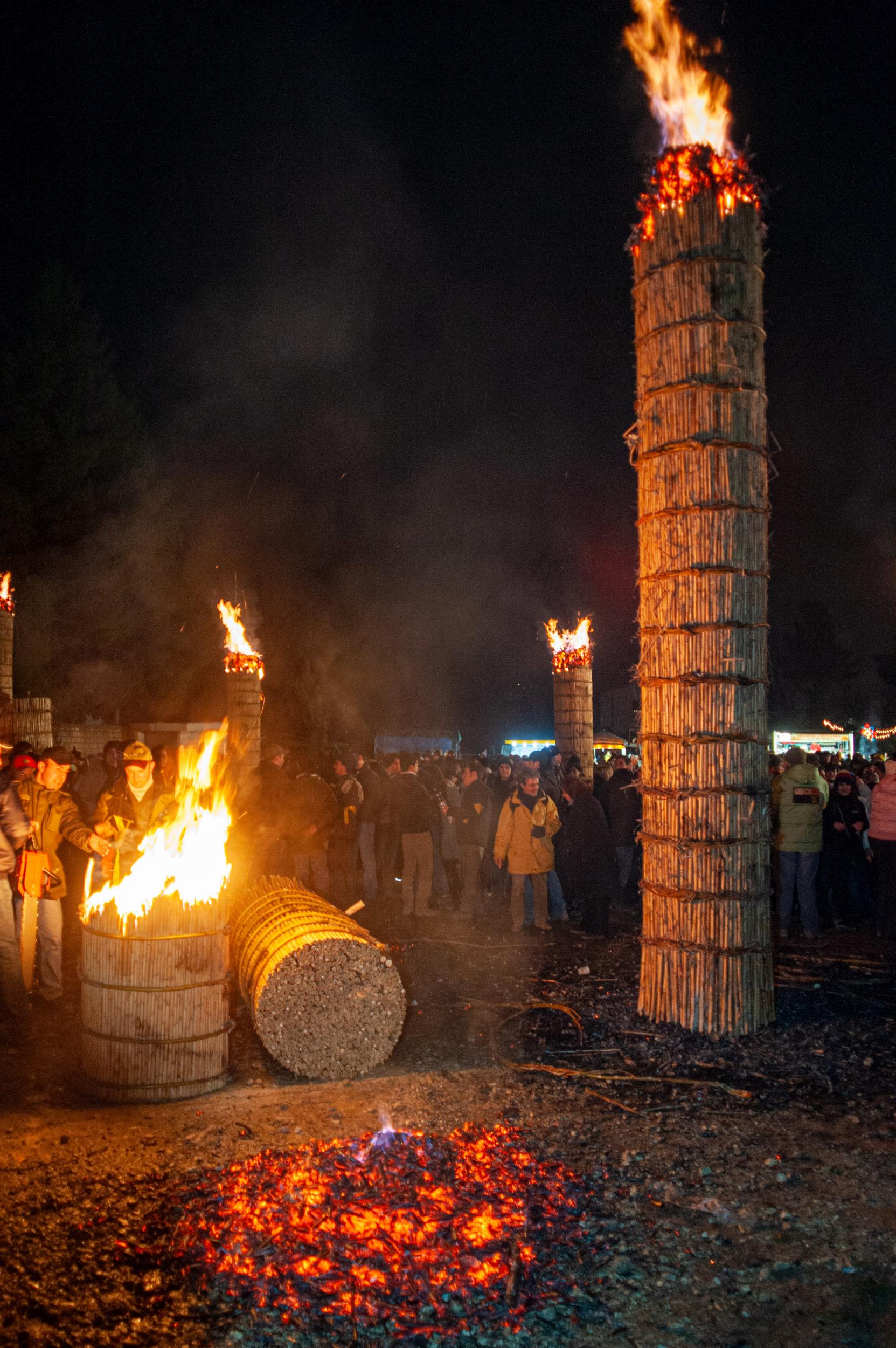 Roberto Monasterio, Il ritorno in contrada: la farchia tagliata continua a bruciare, 2009, fotografia digitale