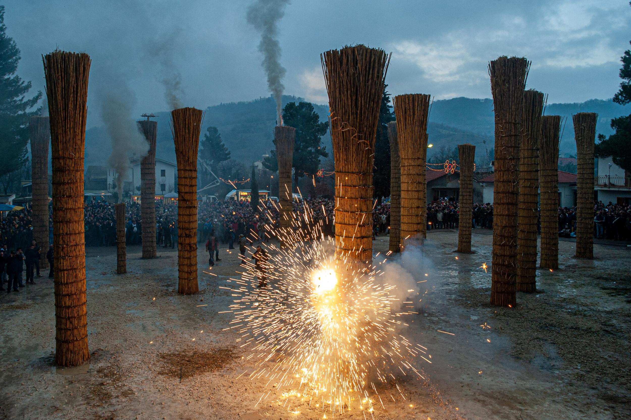 Roberto Monasterio, L’accensione della farchia: l’avvio della batteria, 2009, fotografia digitale