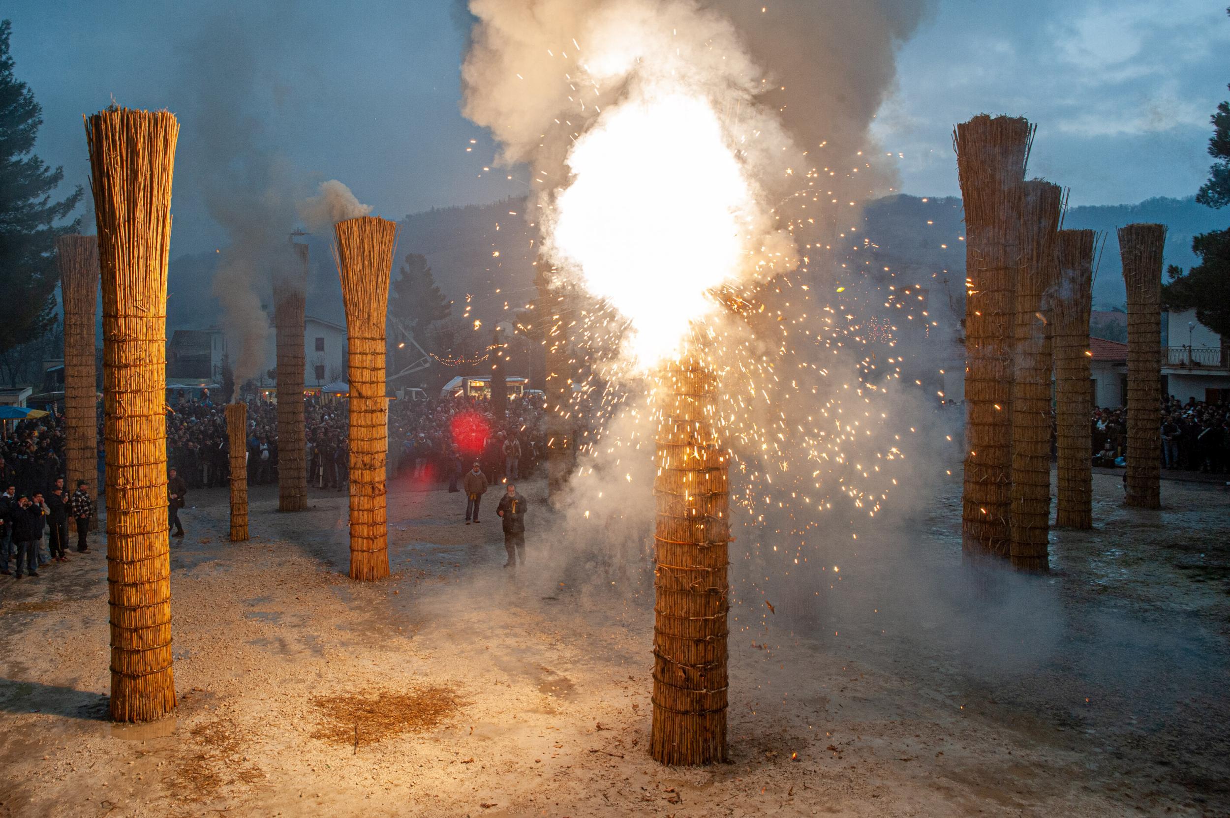 Roberto Monasterio, L’accensione della farchia: l’avvio della batteria, 2009, fotografia digitale